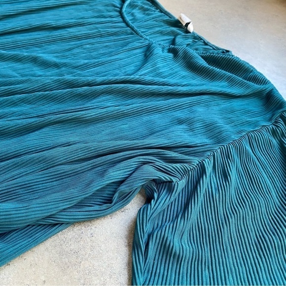 MONKI from ASOS Cropped Pleated Flowy Blouse - Picture 5 of 7